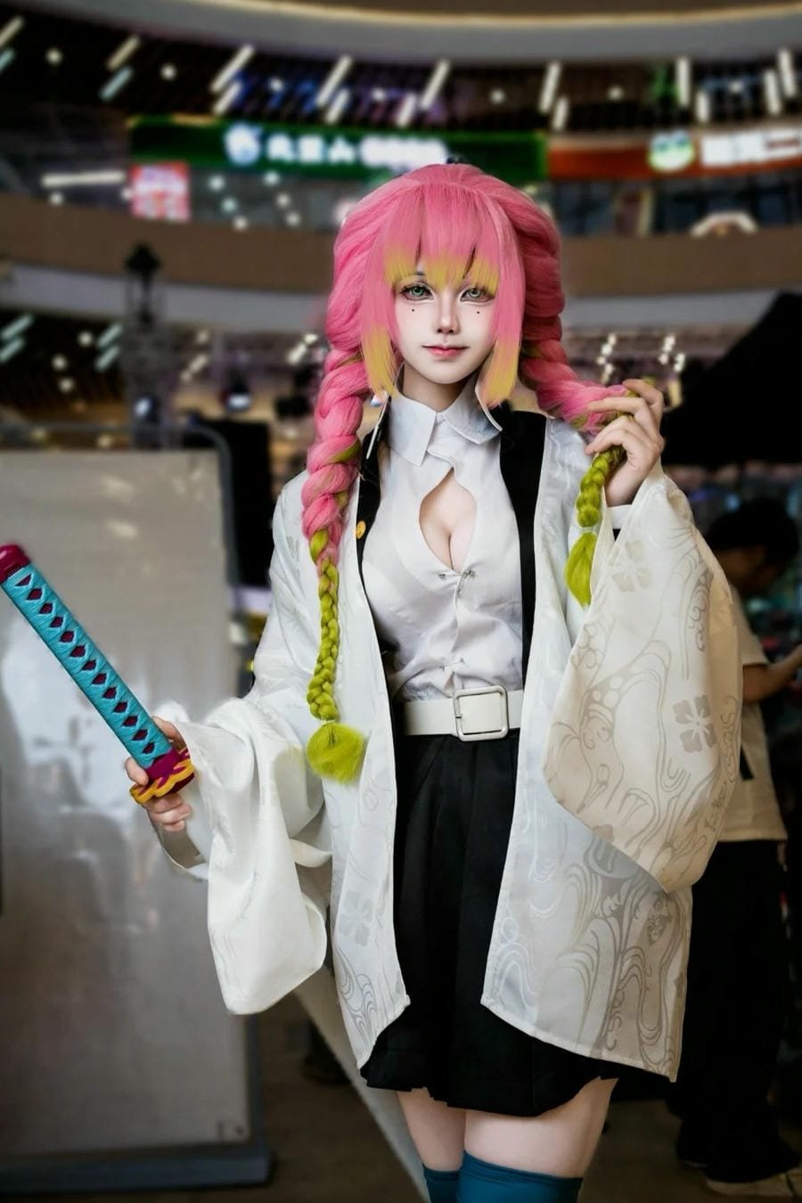 nhân vật Mitsuri quyến rũ trong kimetsu no yaiba