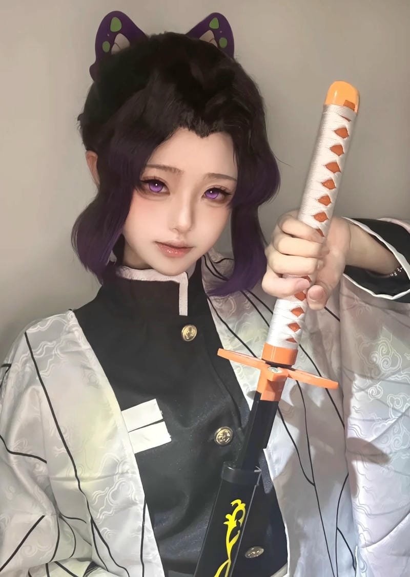 shinobu cosplay tạo dáng đầy cảm xúc