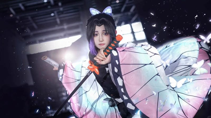 shinobu cosplay tạo dáng như nhân vật thật