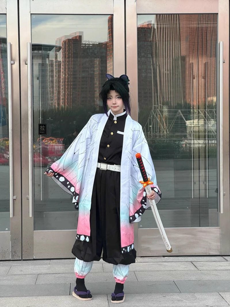 shinobu cosplay uyển chuyển như đang chiến đấu