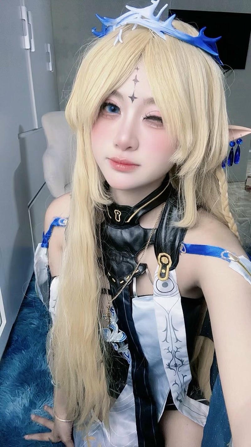 tạo hình anime nữ cosplay phong cách hoàng gia