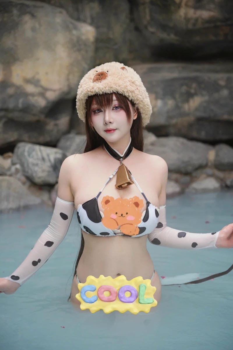 trang phục bò sữa đầy chi tiết dưới hồ bơi