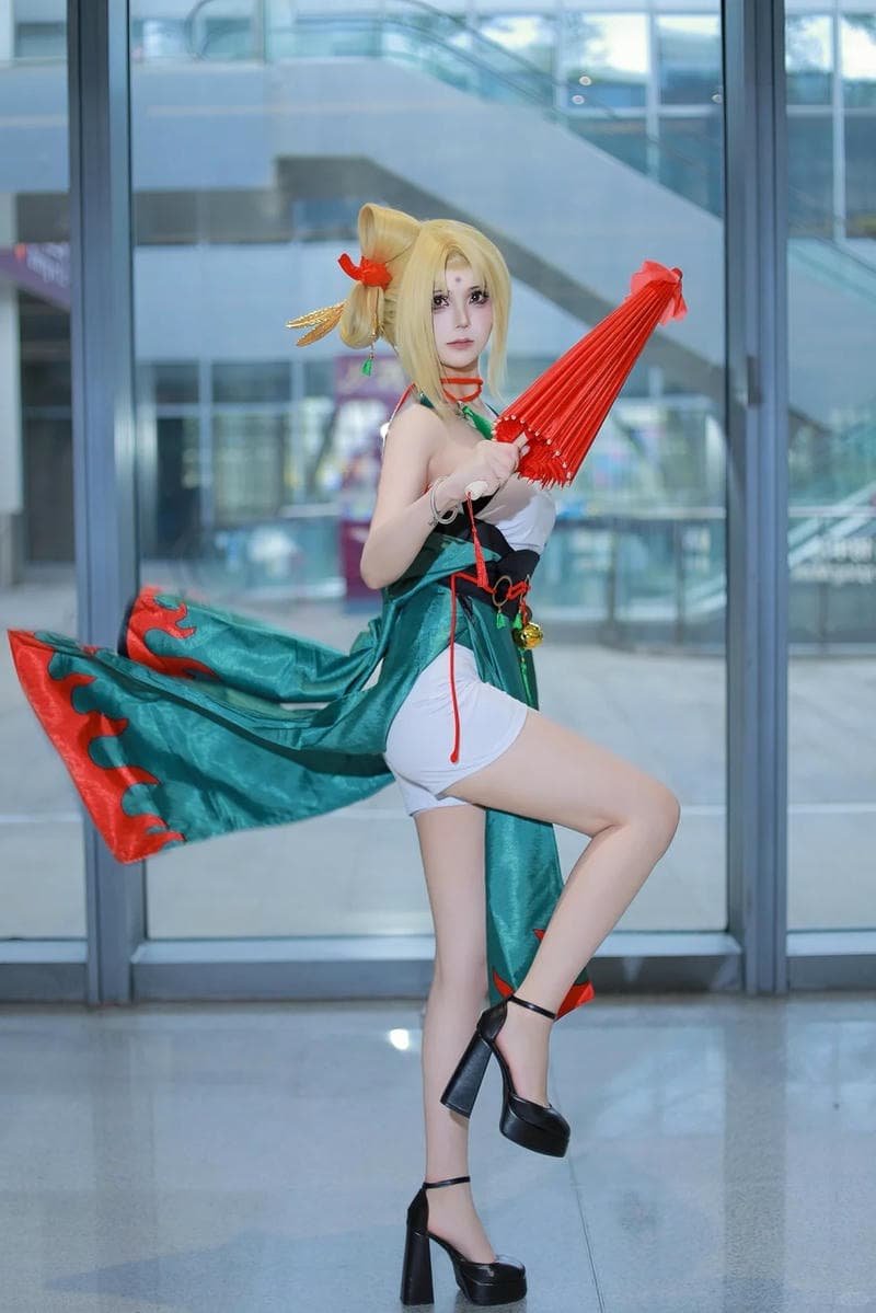 tsunade cosplay quyến rũ trong ánh sáng