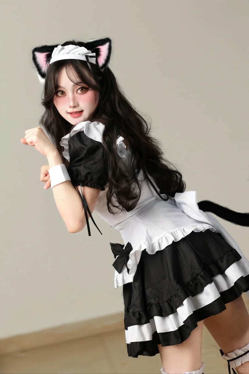 vẻ thanh thoát hiện lên ảnh cosplay mèo