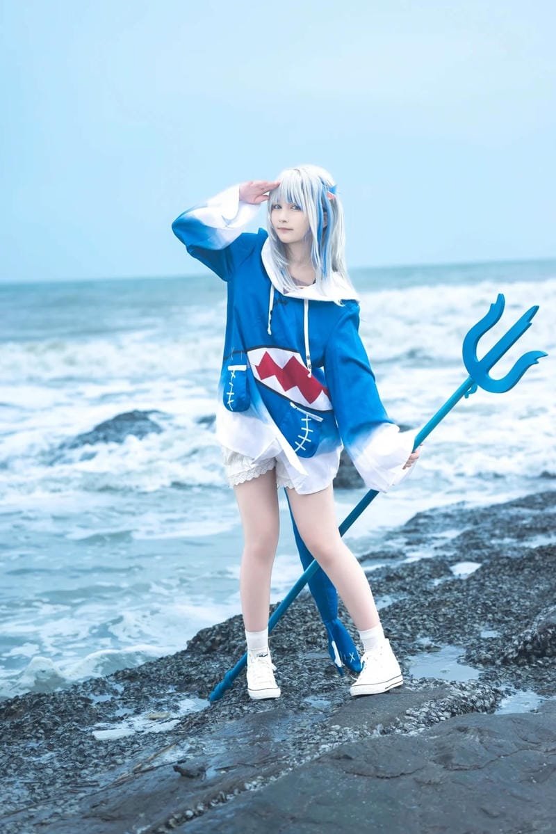 yaoyaoqwq gawr gura cosplay ngoài biển