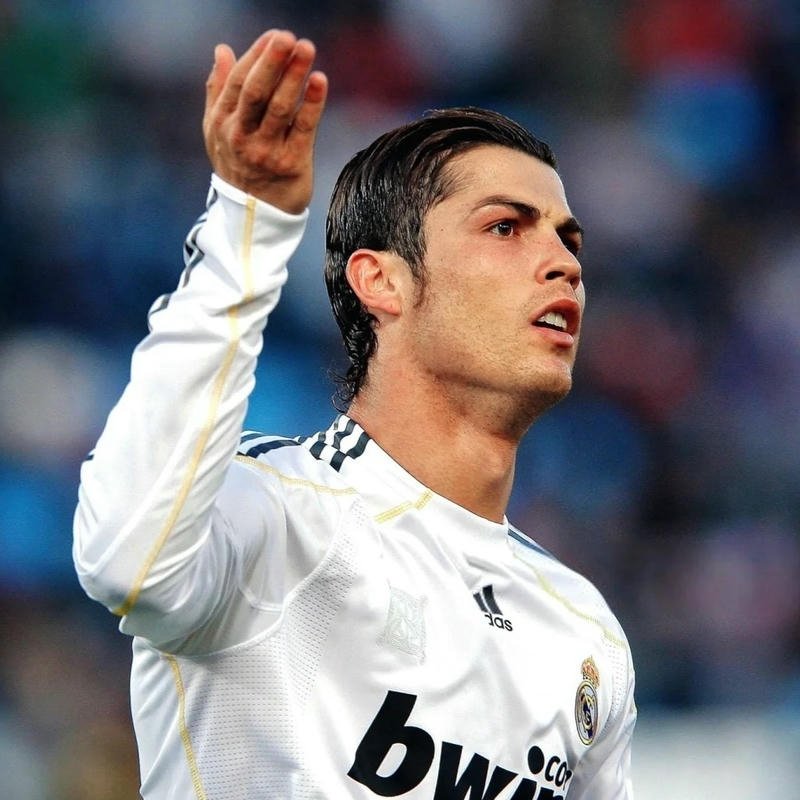 Ảnh cầu thủ Real Madrid vẫy tay chào khán giả