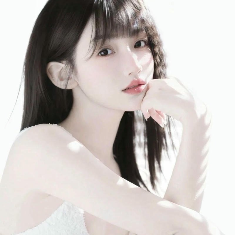 Ảnh chân dung cô gái tạo dáng trên nền trắng sáng