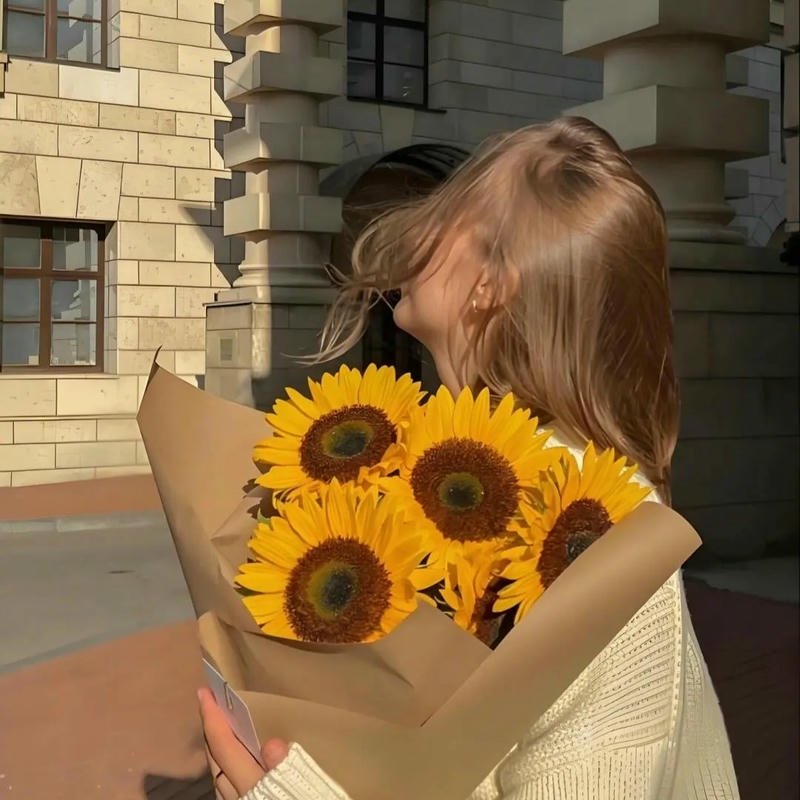 Ảnh cô gái cầm bó hướng dương quay lưng bí ẩn