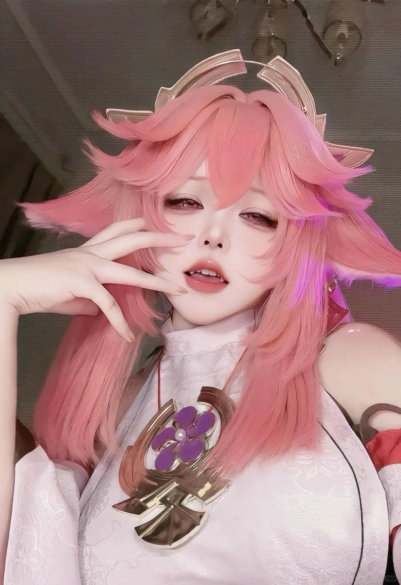 Ảnh cosplay Yae Miko tone màu tím hồng