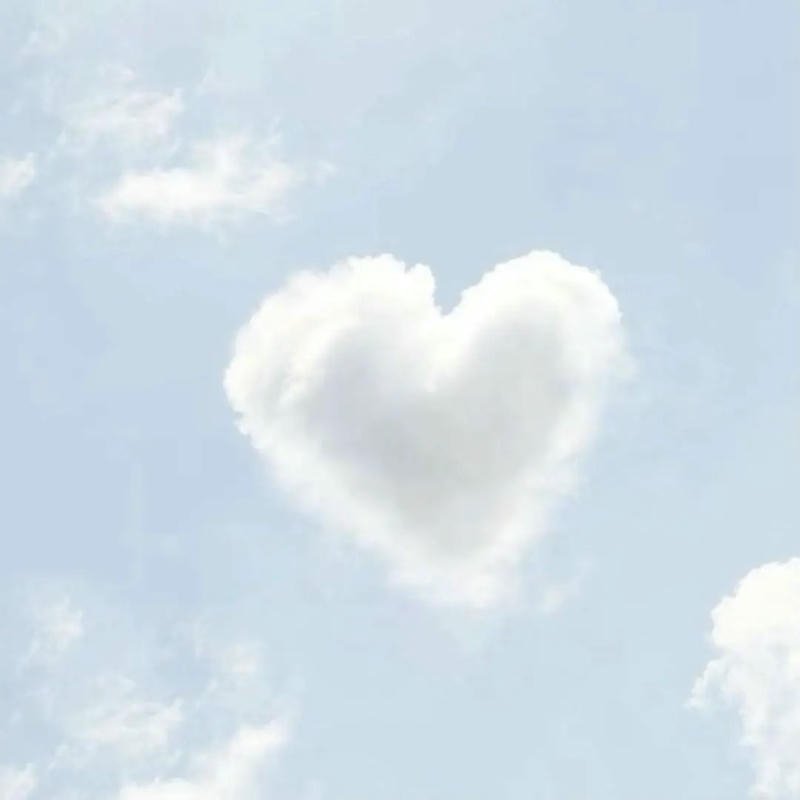 Ảnh đám mây hình trái tim trắng trên bầu trời xanh