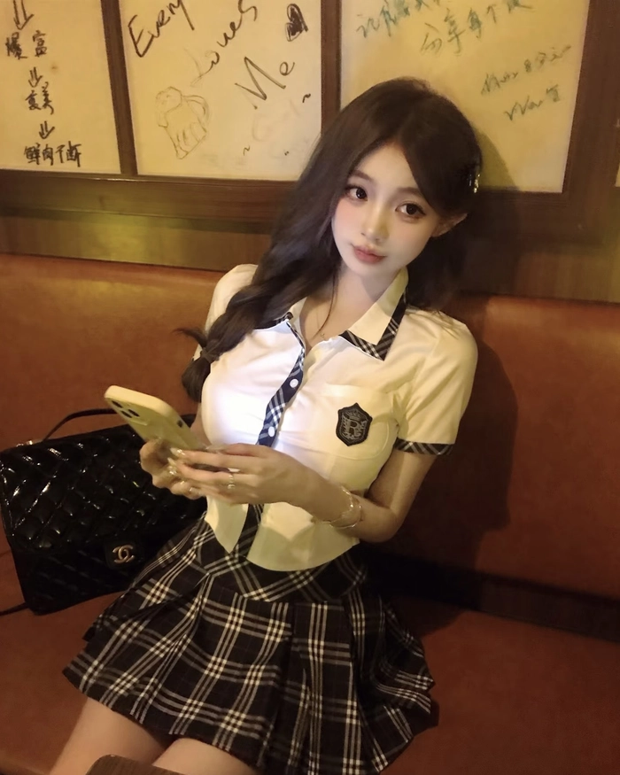 Ảnh học sinh vú to với vẻ ngoài trẻ trung quyến rũ