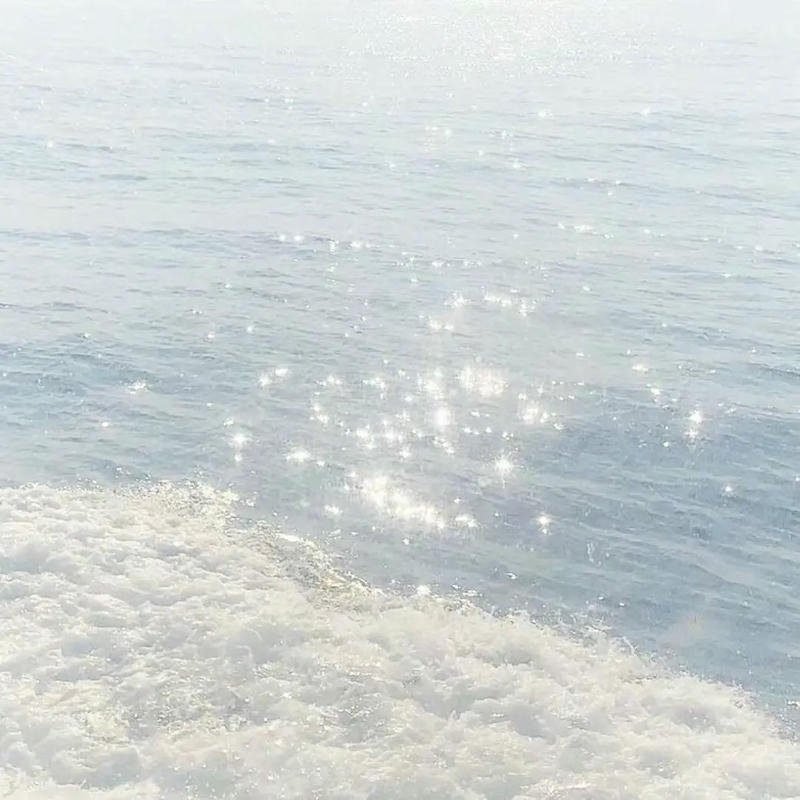 Ảnh mặt nước biển lấp lánh ánh sáng trắng bạc