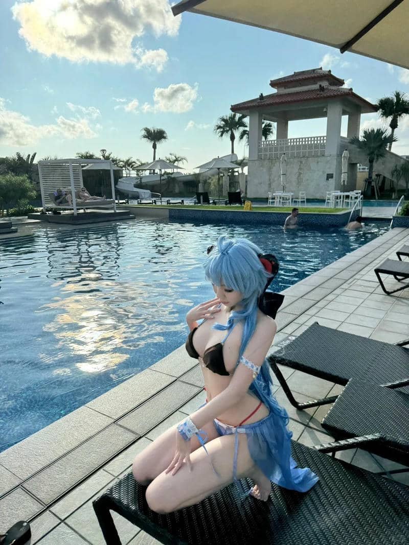 Ảnh nhân vật Ganyu mặc bikini sắc sảo với ánh sáng xanh nhạt