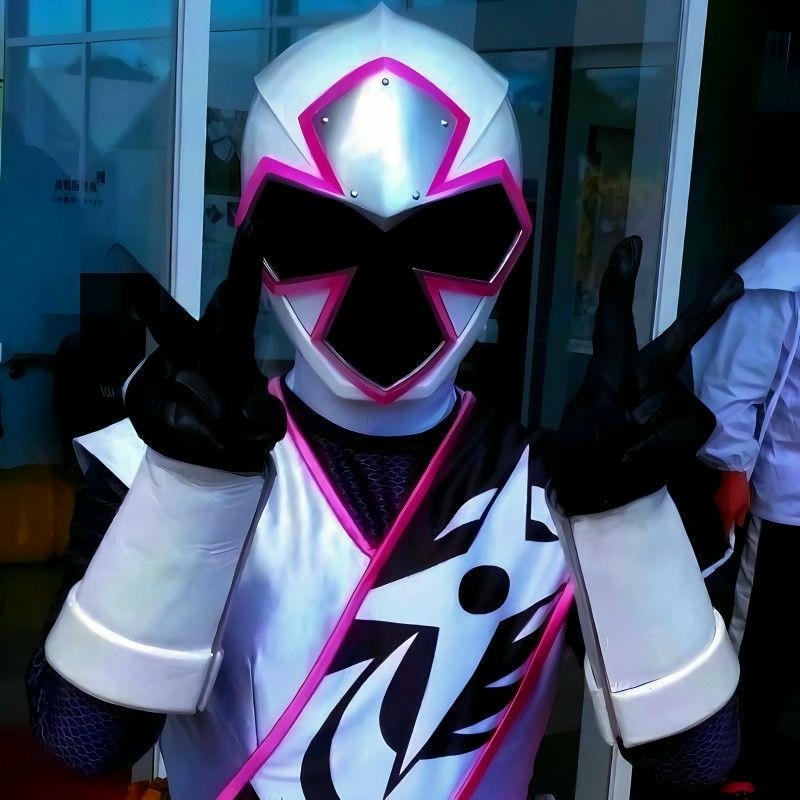 Ảnh nữ samurai màu hồng cầm kiếm dịu dàng