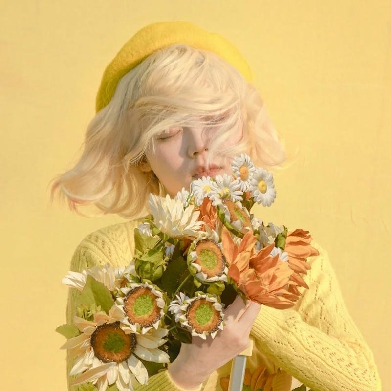 Ảnh nữ tóc vàng ôm bó hoa hướng dương