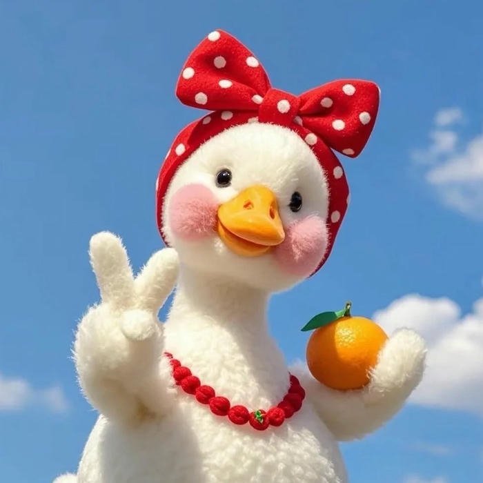 Ảnh vịt trắng đeo nơ đỏ cầm quả cam trên tay