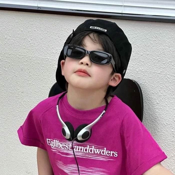 Avatar bé trai ngầu đeo kính râm mặc áo hồng chất