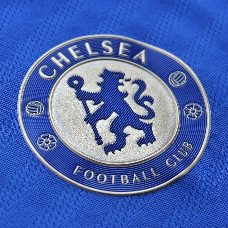 Avatar bóng đá đẹp logo Chelsea trên nền vải xanh