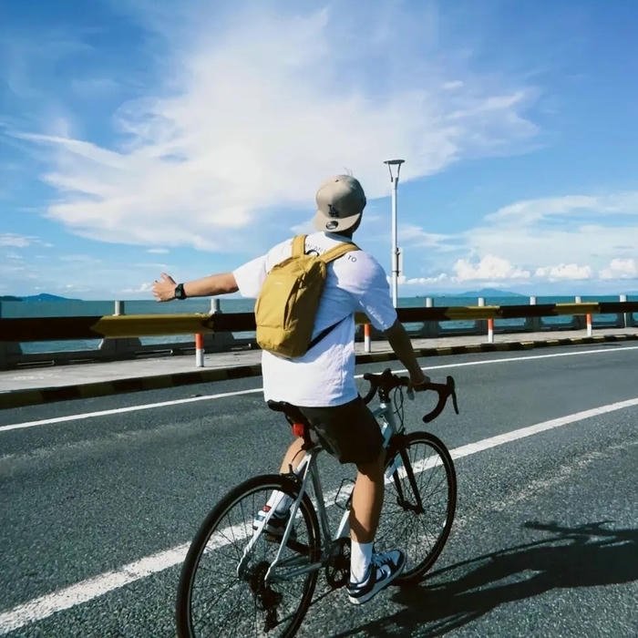 Avatar cô đơn dắt xe đạp đi trên con đường vắng