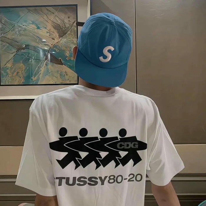 Avatar cô đơn nam chụp sau lưng mặc áo phông trắng