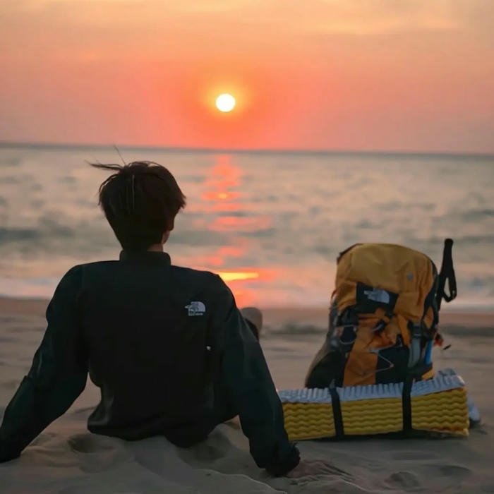 Avatar cô đơn ngồi ngắm hoàng hôn trên biển vắng lặng