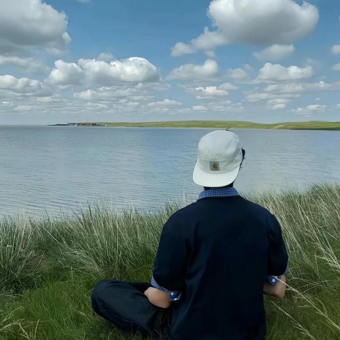 Avatar cô đơn ngồi thiền tĩnh lặng bên hồ nước xanh