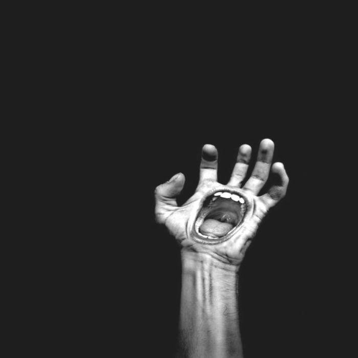 Avatar đen chất bàn tay cầm vật thể lạ phát sáng