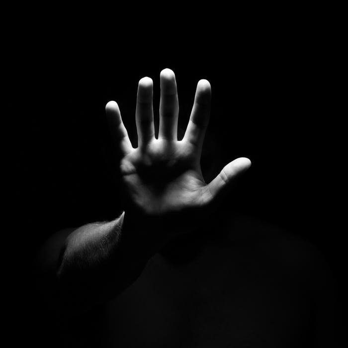 Avatar đen chất bàn tay giơ ra trước ánh sáng mờ