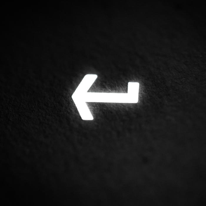 Avatar đen chất mũi tên phát sáng chỉ đường trong đêm