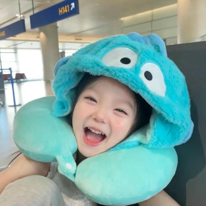 Avatar em bé cute bé đội mũ quái vật xanh cười