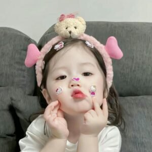 Avatar em bé cute bé gái đeo bờm hồng làm nũng