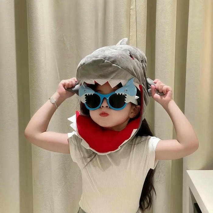 Avatar em bé cute bé gái đeo kính mũ cá mập