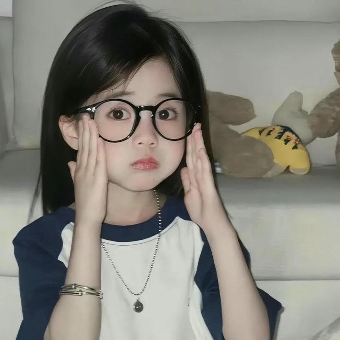 Avatar em bé cute bé gái đeo kính tay chống cằm