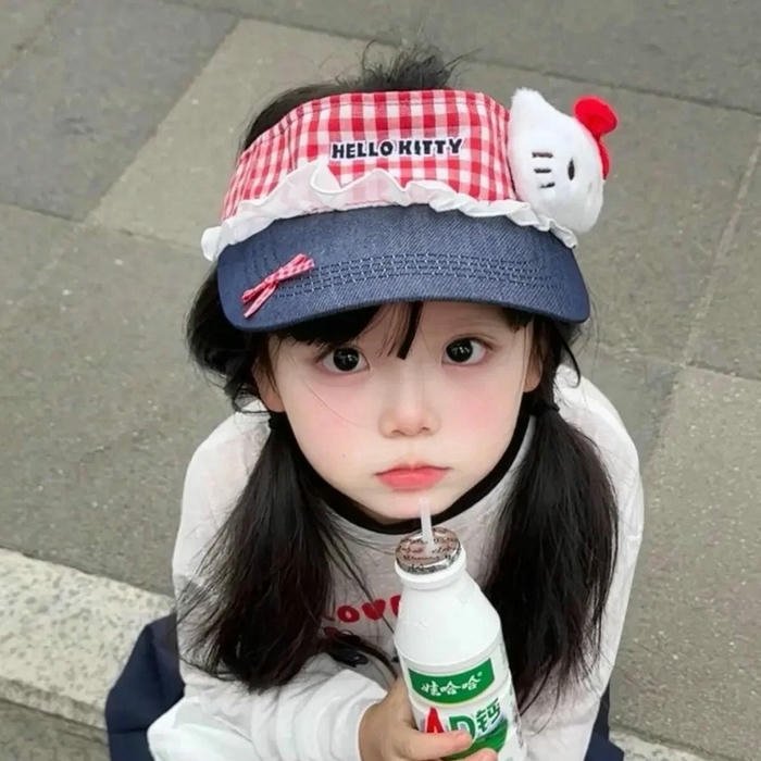 Avatar em bé cute bé gái đội mũ uống sữa xinh