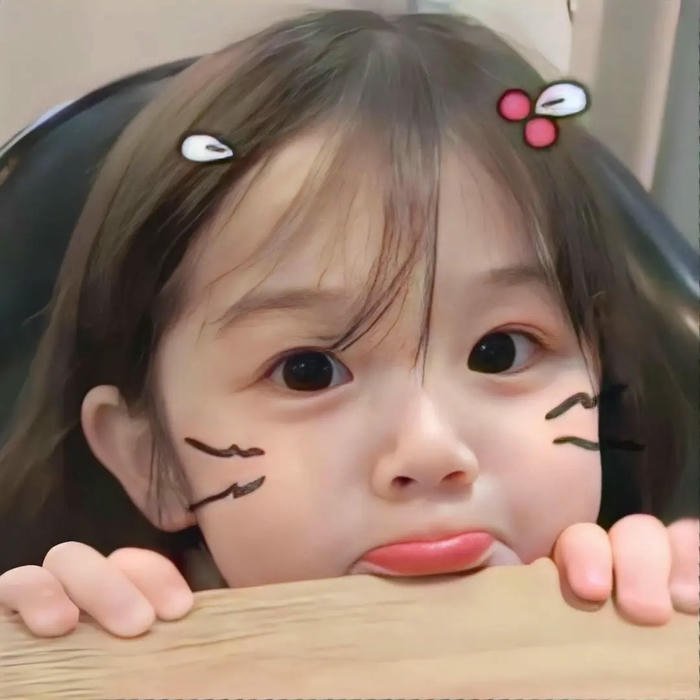 Avatar em bé cute bé gái lấp ló sau bàn xinh