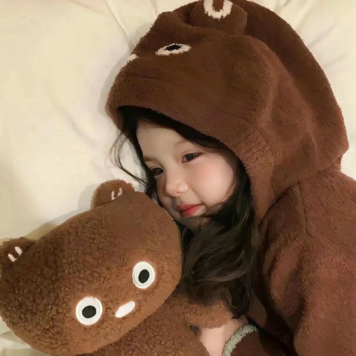 Avatar em bé cute bé gái mặc áo gấu nâu ấm