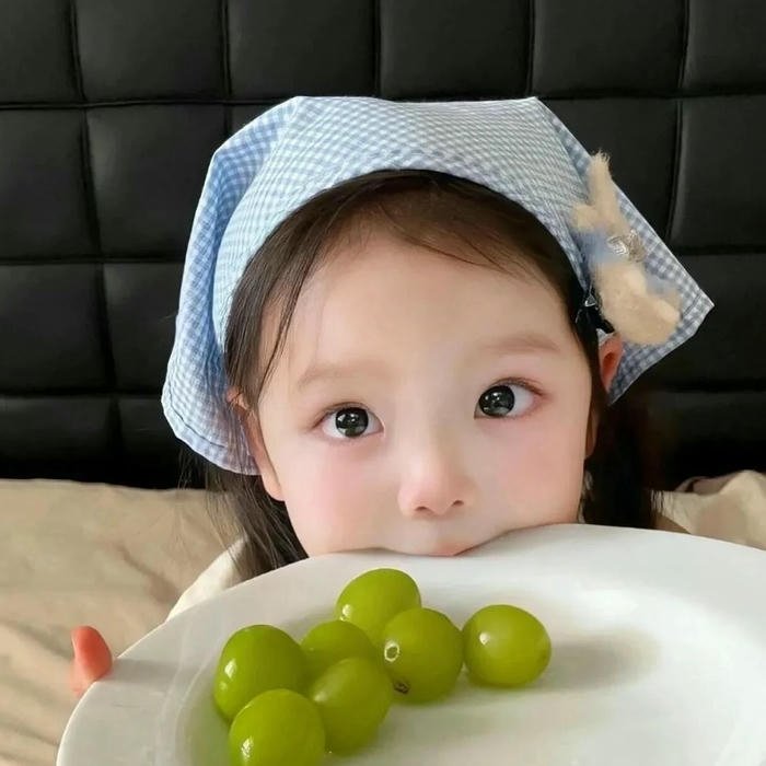 Avatar em bé cute bé gái quấn khăn ăn nho xanh