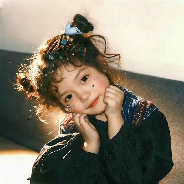 Avatar em bé cute bé gái tóc xù dưới nắng vàng