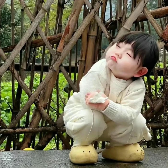 Avatar em bé cute bé trai ngồi xổm tạo dáng ngầu