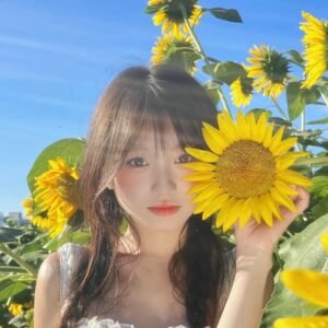 Avatar hoa hướng dương cô gái che mắt dễ thương