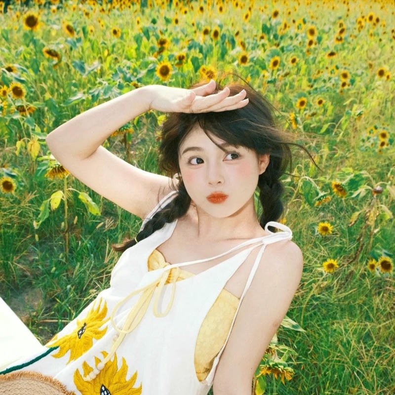 Avatar hoa hướng dương cô gái nằm tạo dáng dịu dàng