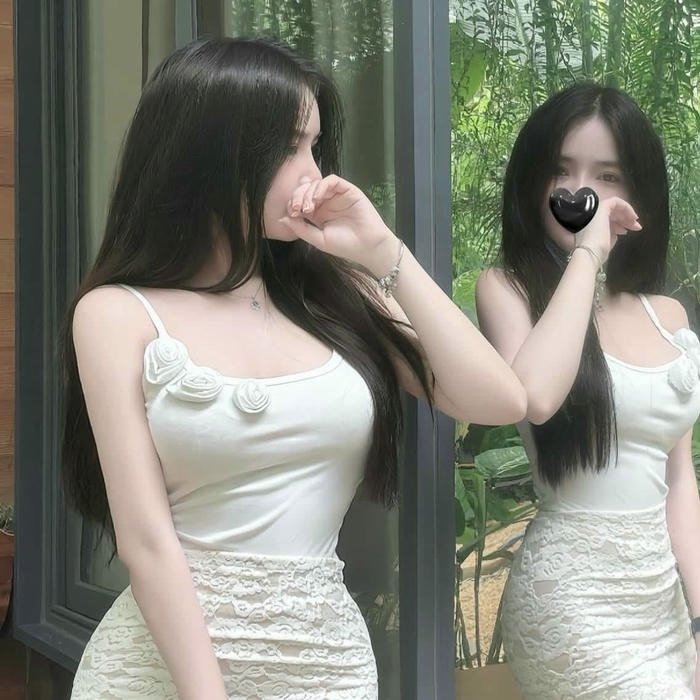 Avatar nữ che mặt hai cô gái chụp ảnh trước gương