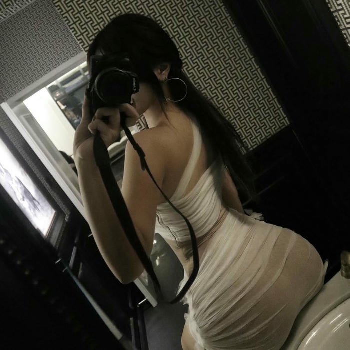 Avatar nữ che mặt mặc áo đen chụp góc nghiêng đẹp