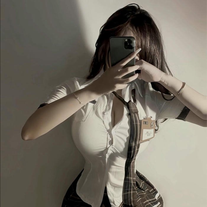 Avatar nữ che mặt mặc áo sơ mi trắng chụp gương