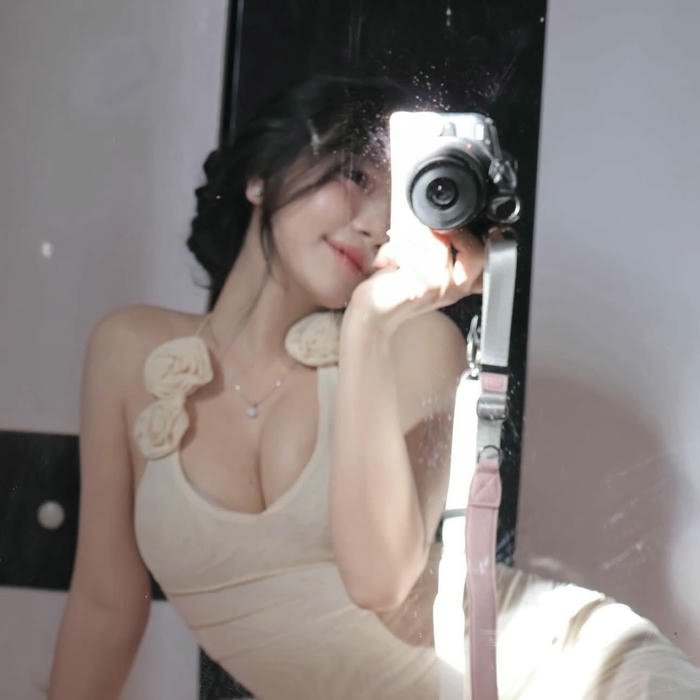 Avatar nữ che mặt mặc váy hai dây màu be xinh