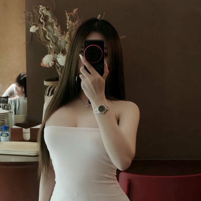 Avatar nữ che mặt mặc váy trắng bó sát tôn dáng