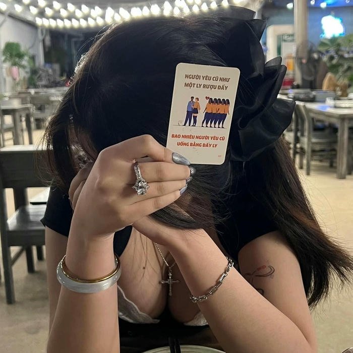 Avatar nữ cute che mặt bằng thẻ bài rất đáng yêu