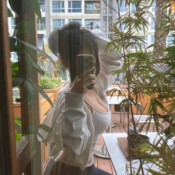 Avatar nữ đẹp che mặt chụp ảnh bên cửa sổ sáng