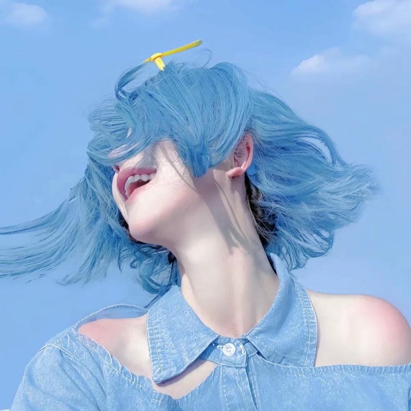 Avatar nữ tóc xanh dương ngước nhìn bầu trời