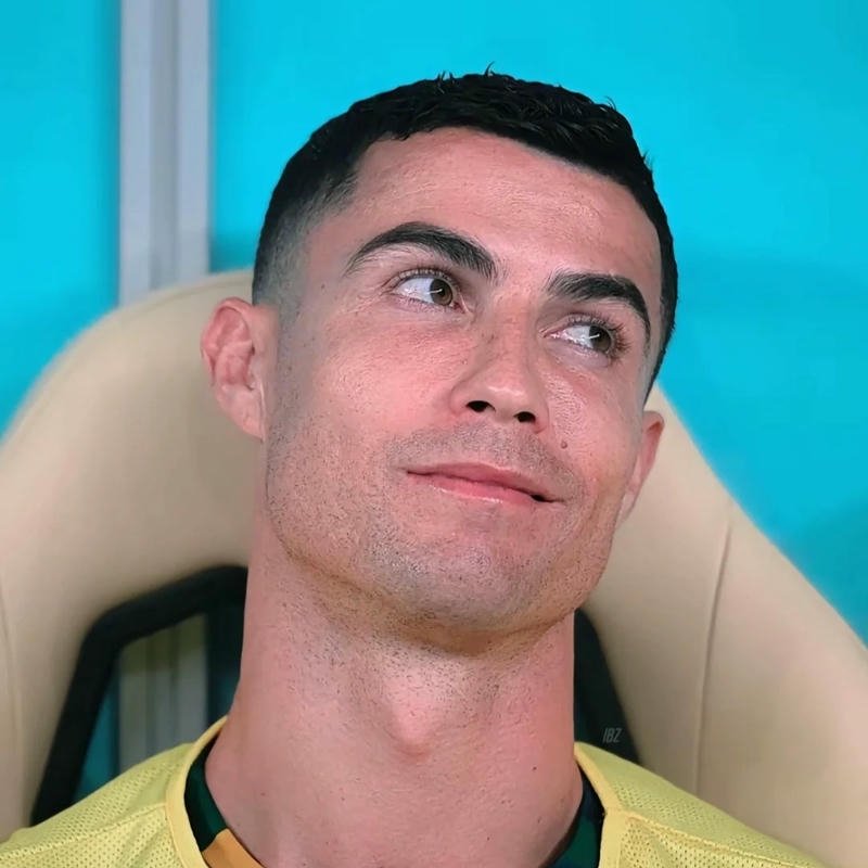 Avatar ronaldo cười nhẹ nhàng ánh mắt đầy hy vọng